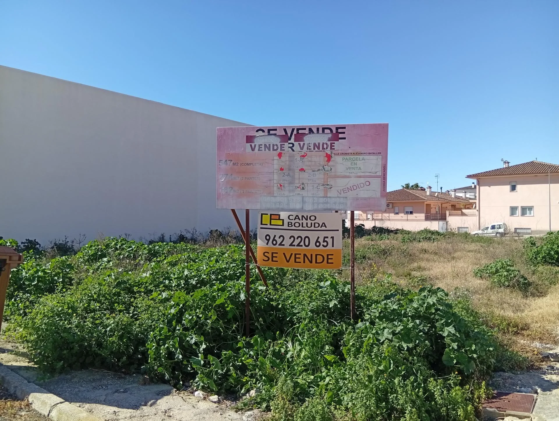 Urban corner plot, 548 m²