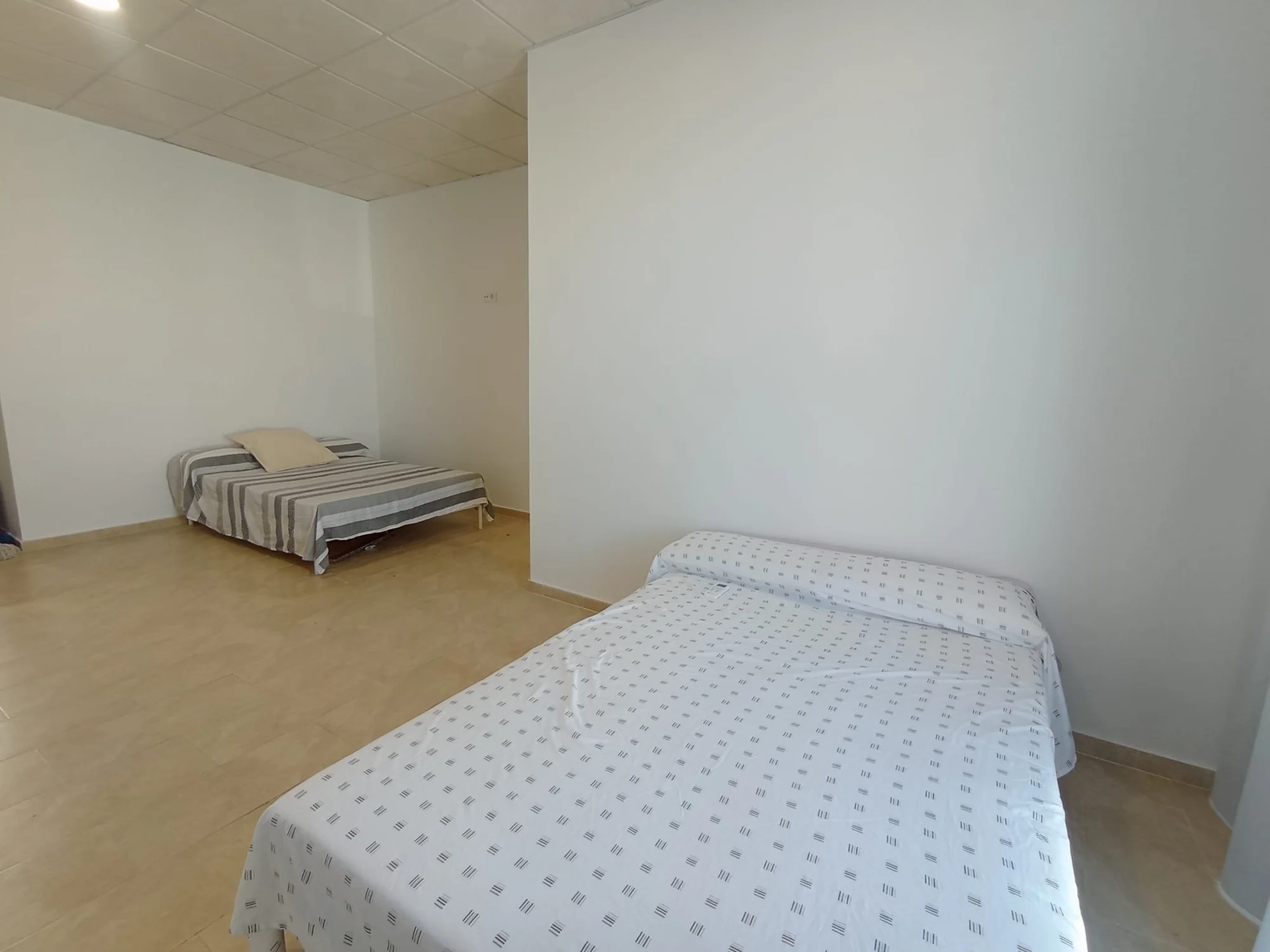 Amplia planta comercial cerca de playa Regla