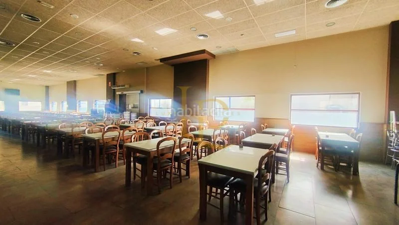 Restaurante reformado en Rubí con terraza de 200 m²