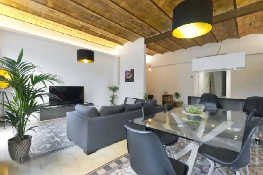 Piso reformado en Eixample con tres dormitorios