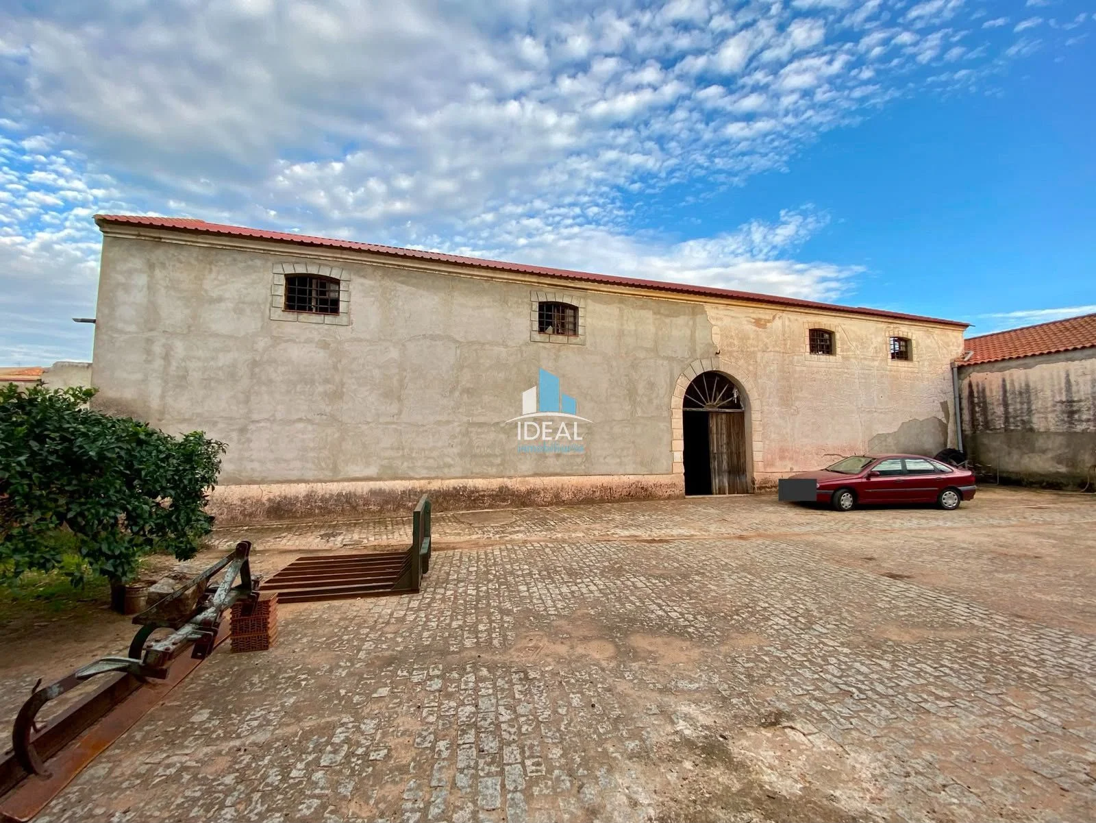 Large winery conversion in Guareña