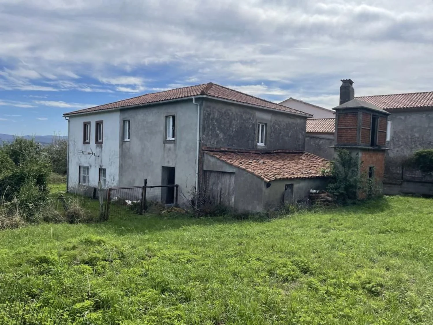Casa rural de seis dormitorios con segunda vivienda