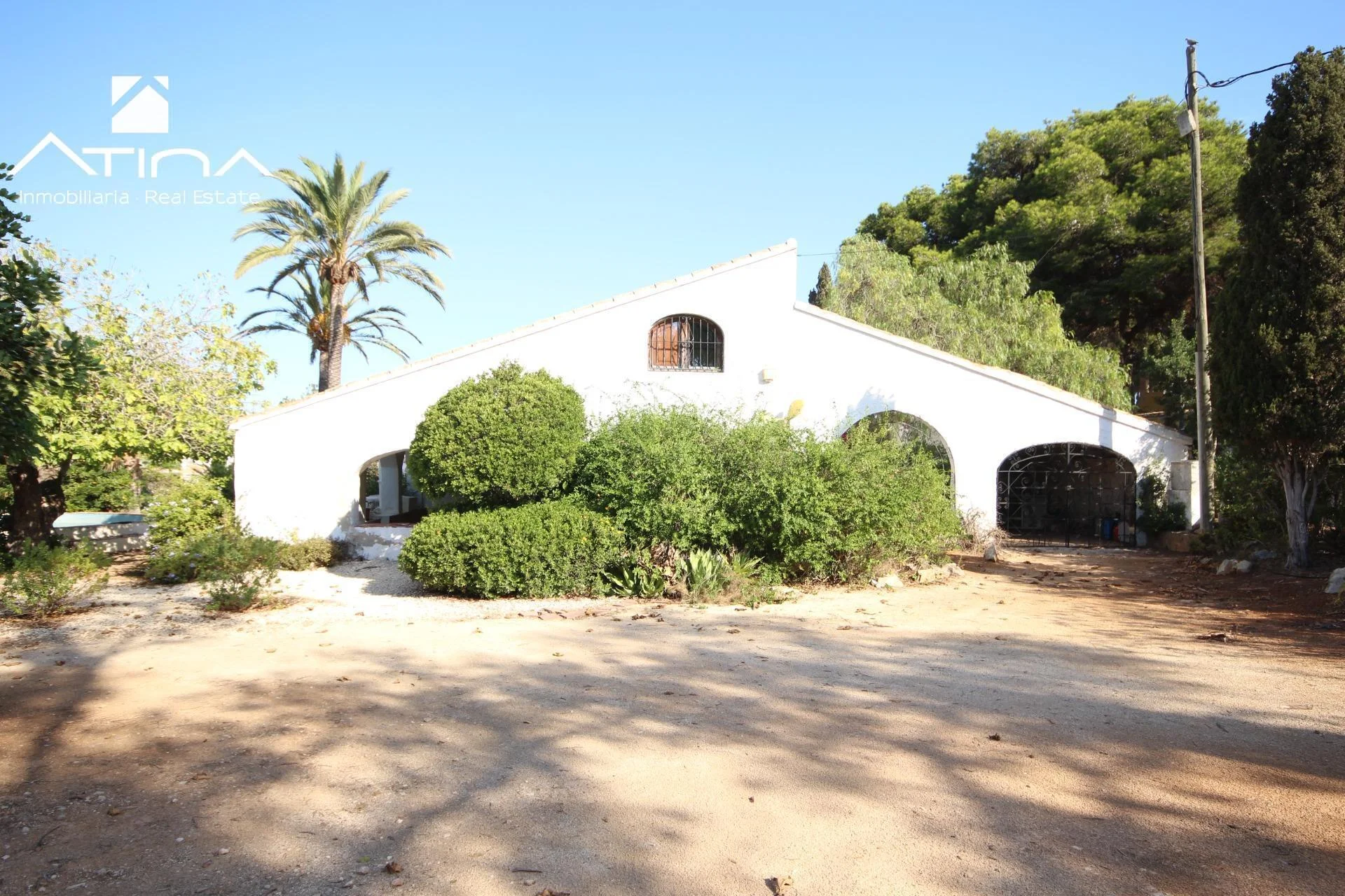 Villa en Cala Blanca con parcela urbana de 5.000 m²