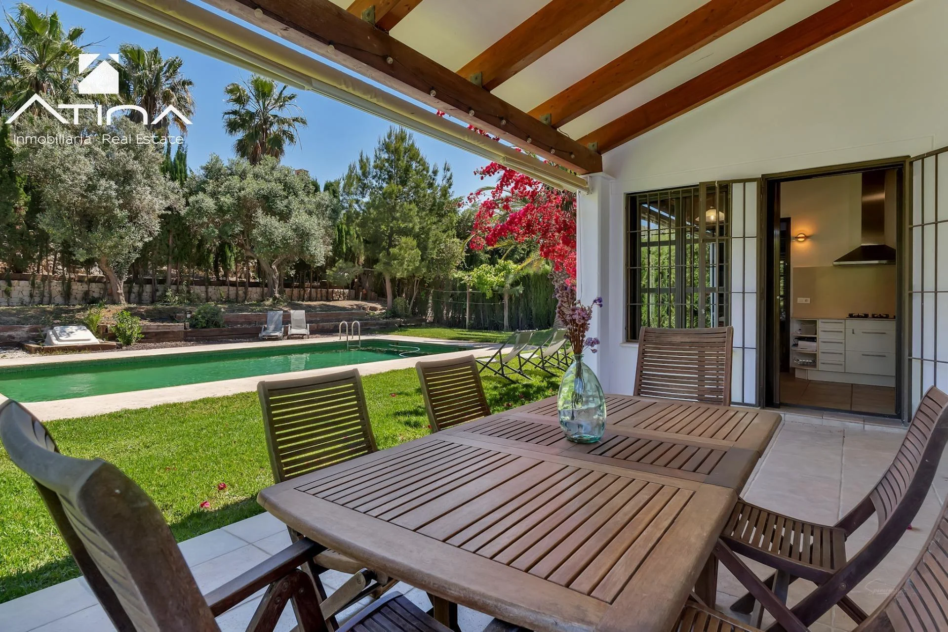 Villa mediterránea con dos piscinas