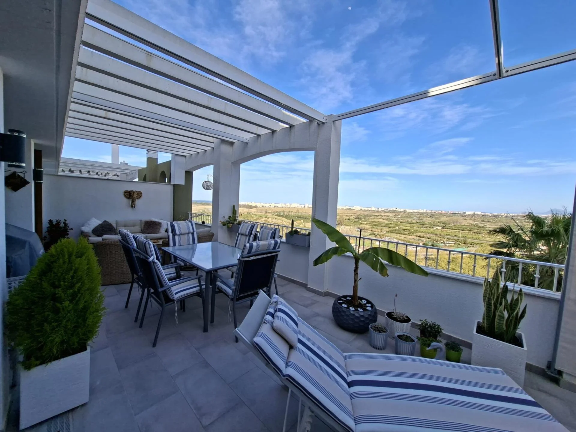 Mountain-view apartment in Xeresa
