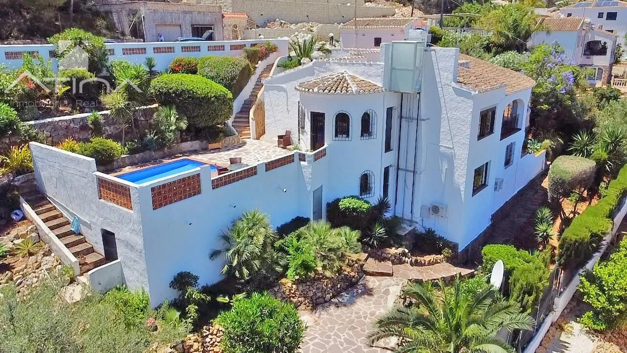 Villa mediterránea con apartamento de invitados