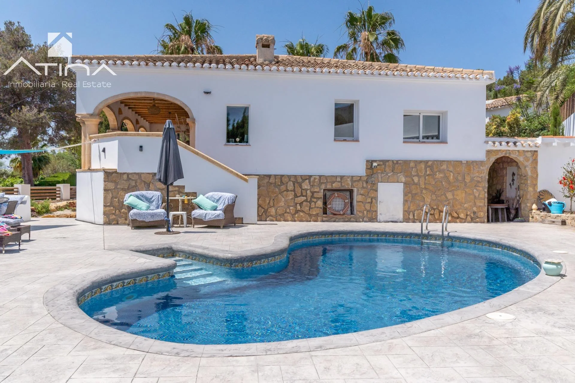 Renovated villa with two independent homes