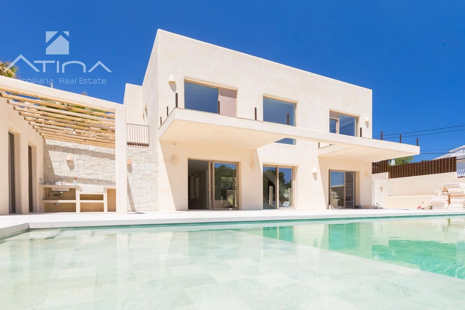 New villa near Arenal, 4 bedrooms