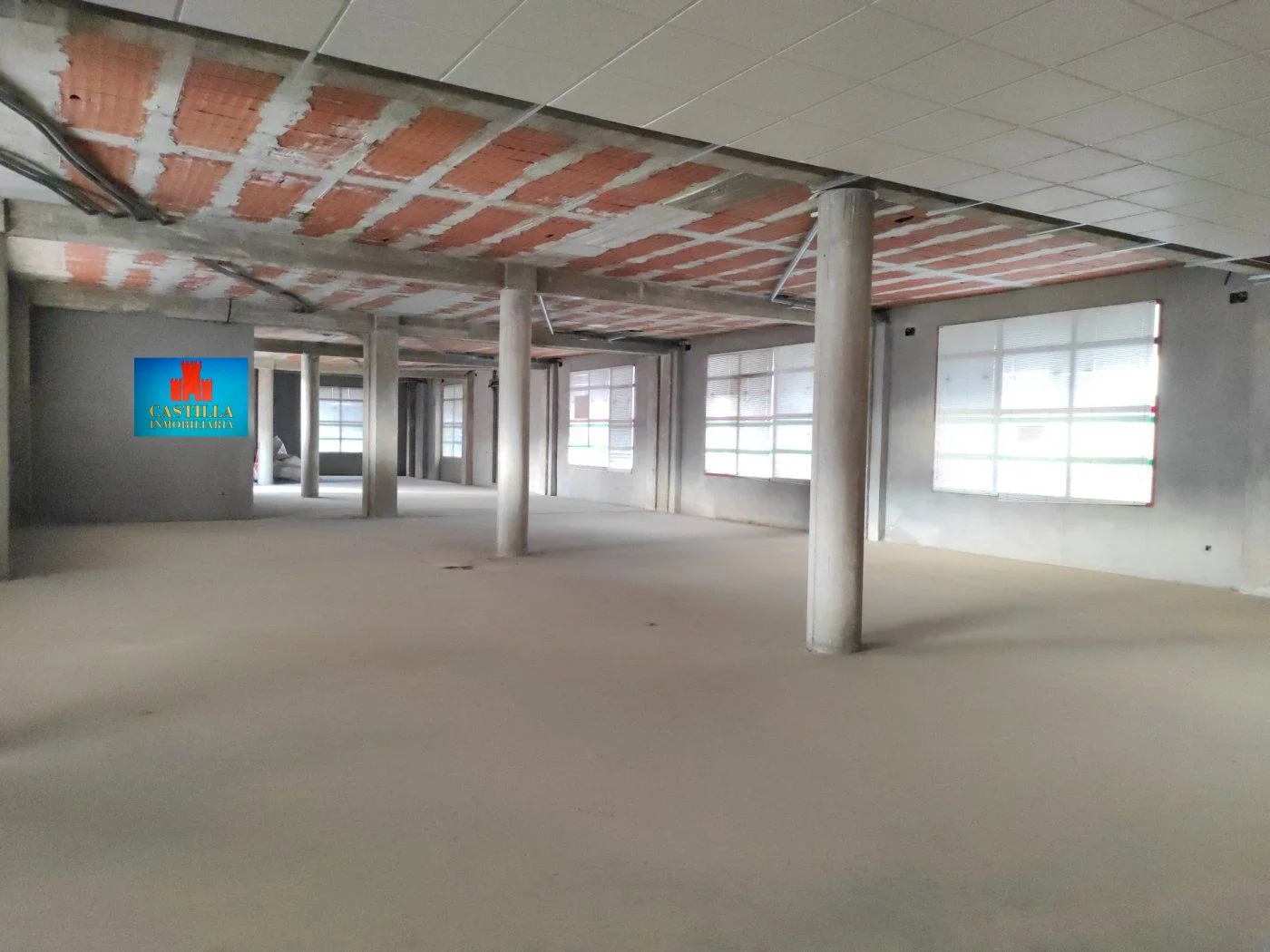 Amplio local comercial con patio privado