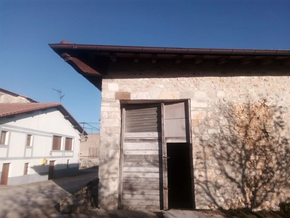 Casa de piedra en entorno natural protegido