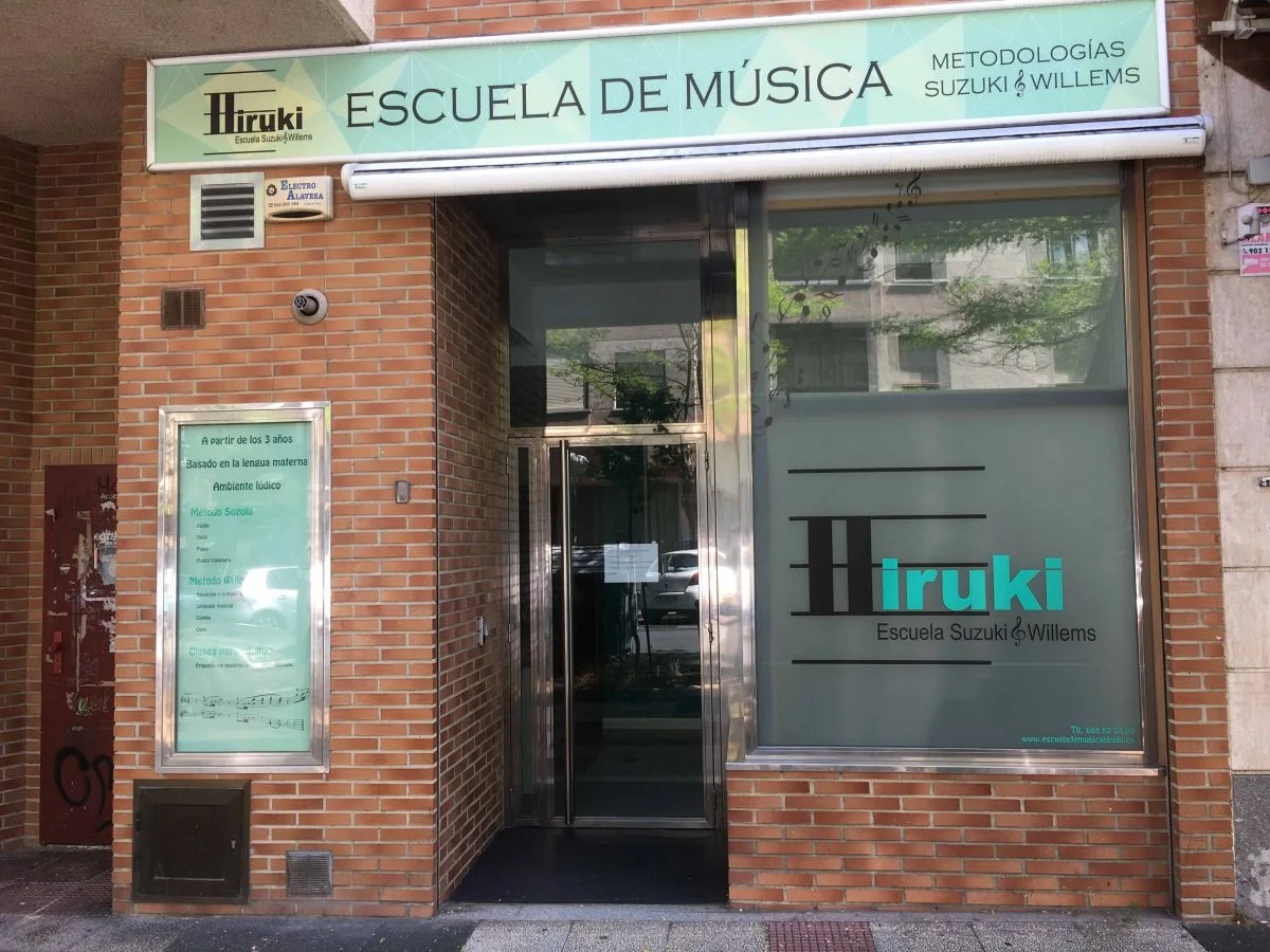 Local reformado con seis despachos