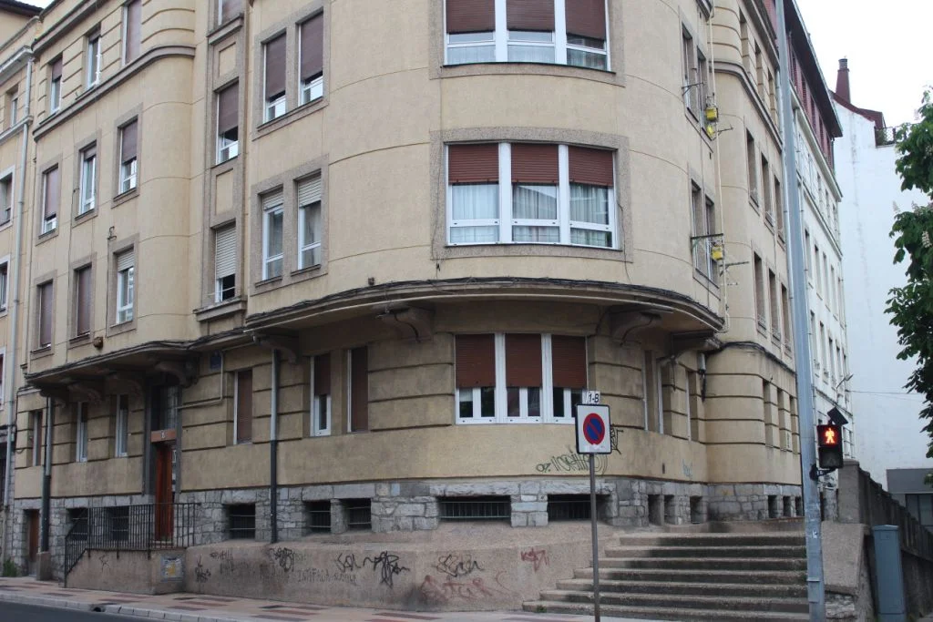Corner commercial unit near Vitoria centre