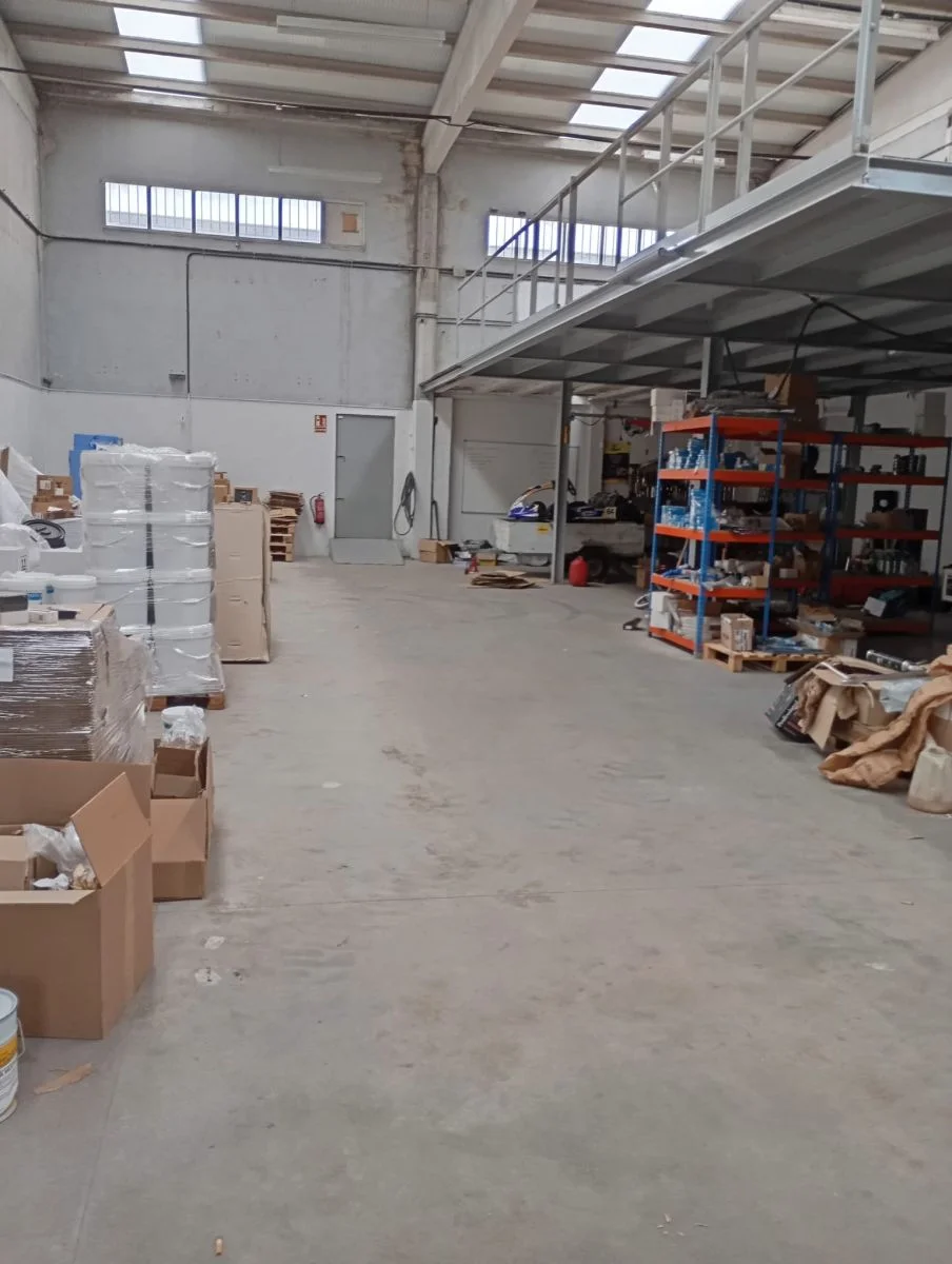 Industrial warehouse with mezzanine in Vitoria