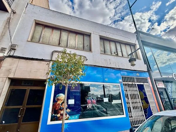 Local comercial de tres plantas, 720 m²