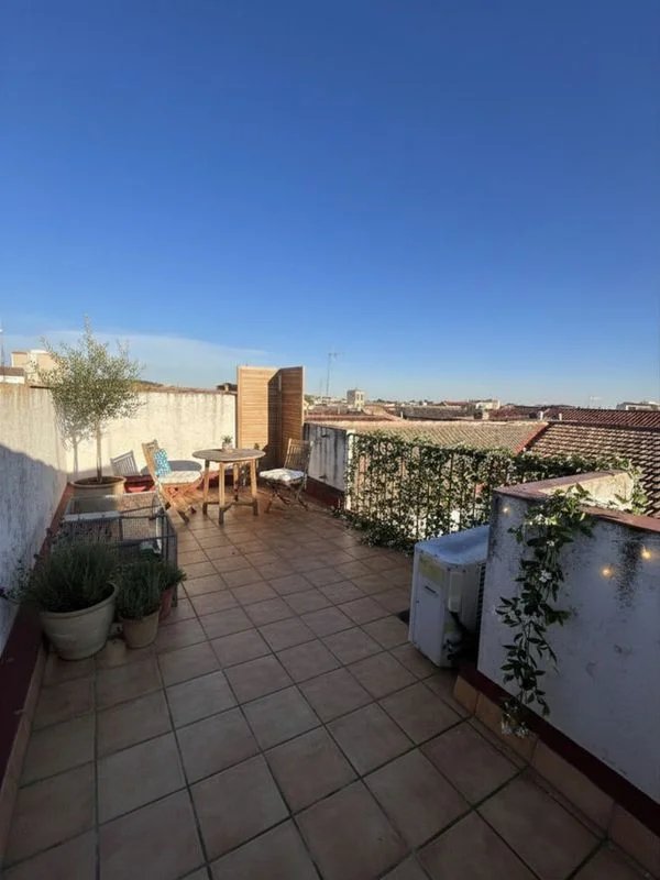 Casa independiente con local comercial