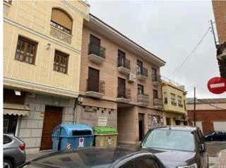 Gran local comercial de dos niveles en Mora