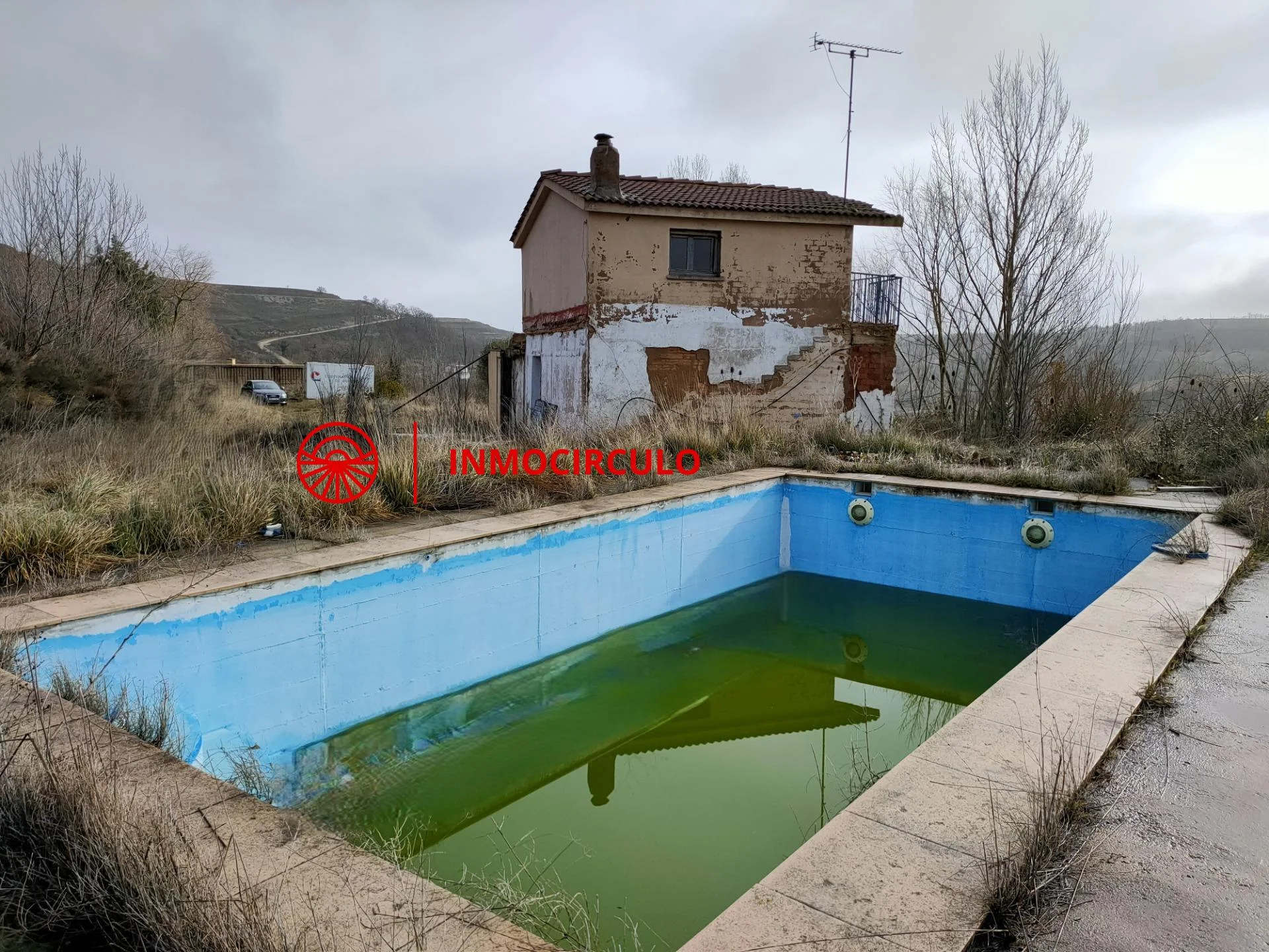Casa de tres dormitorios en Valdazo con piscina propia