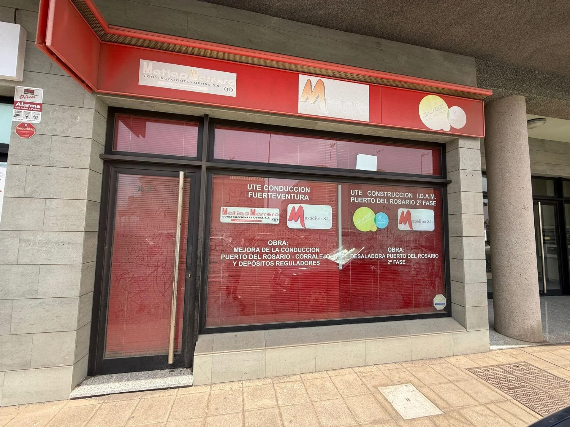 Street-front commercial unit in centre