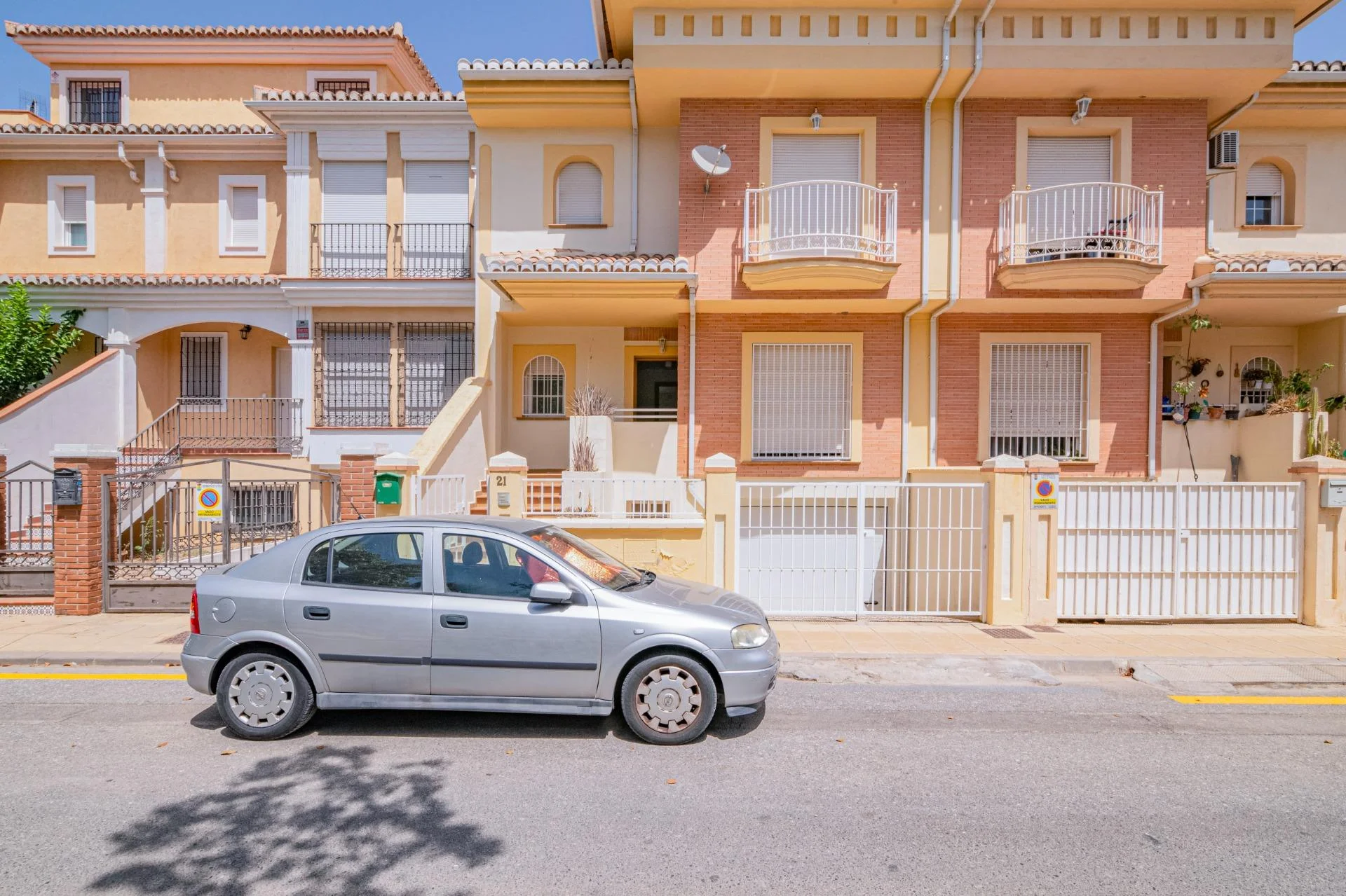 Spacious townhouse with private patio