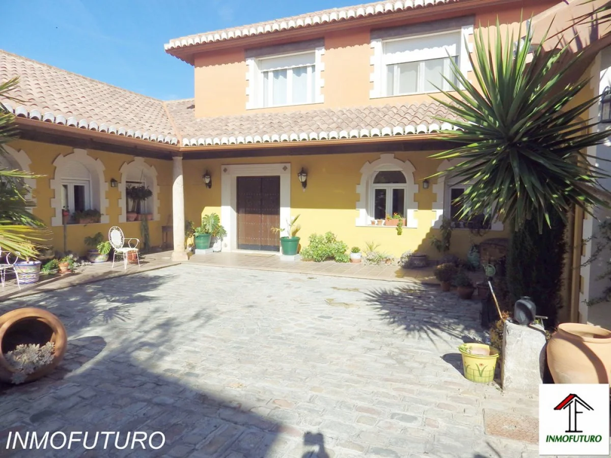 Gójar chalet with five suites