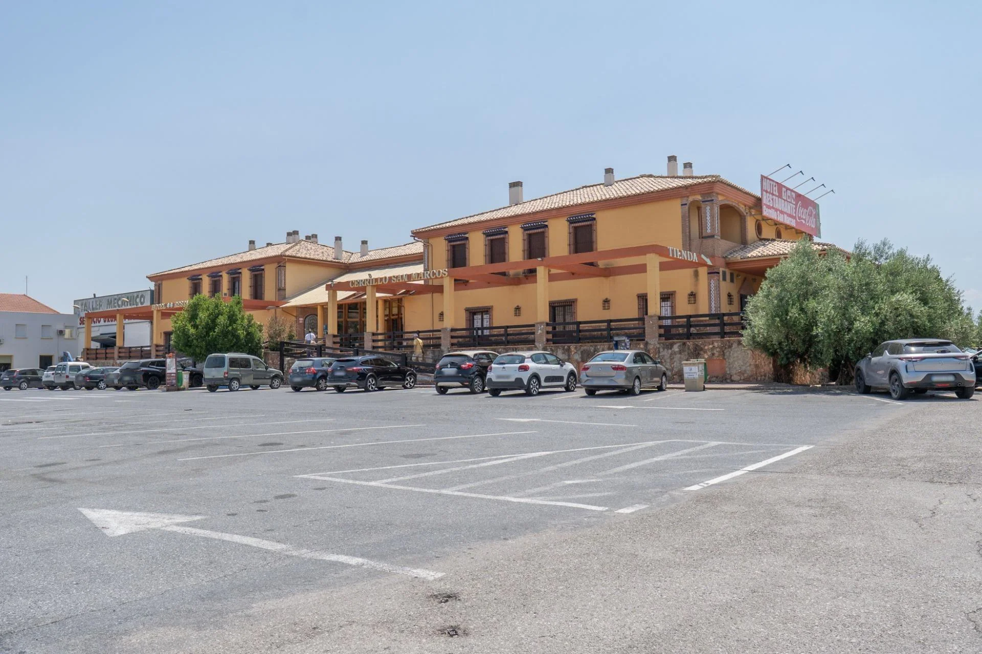 Operating hotel complex, 18 rooms