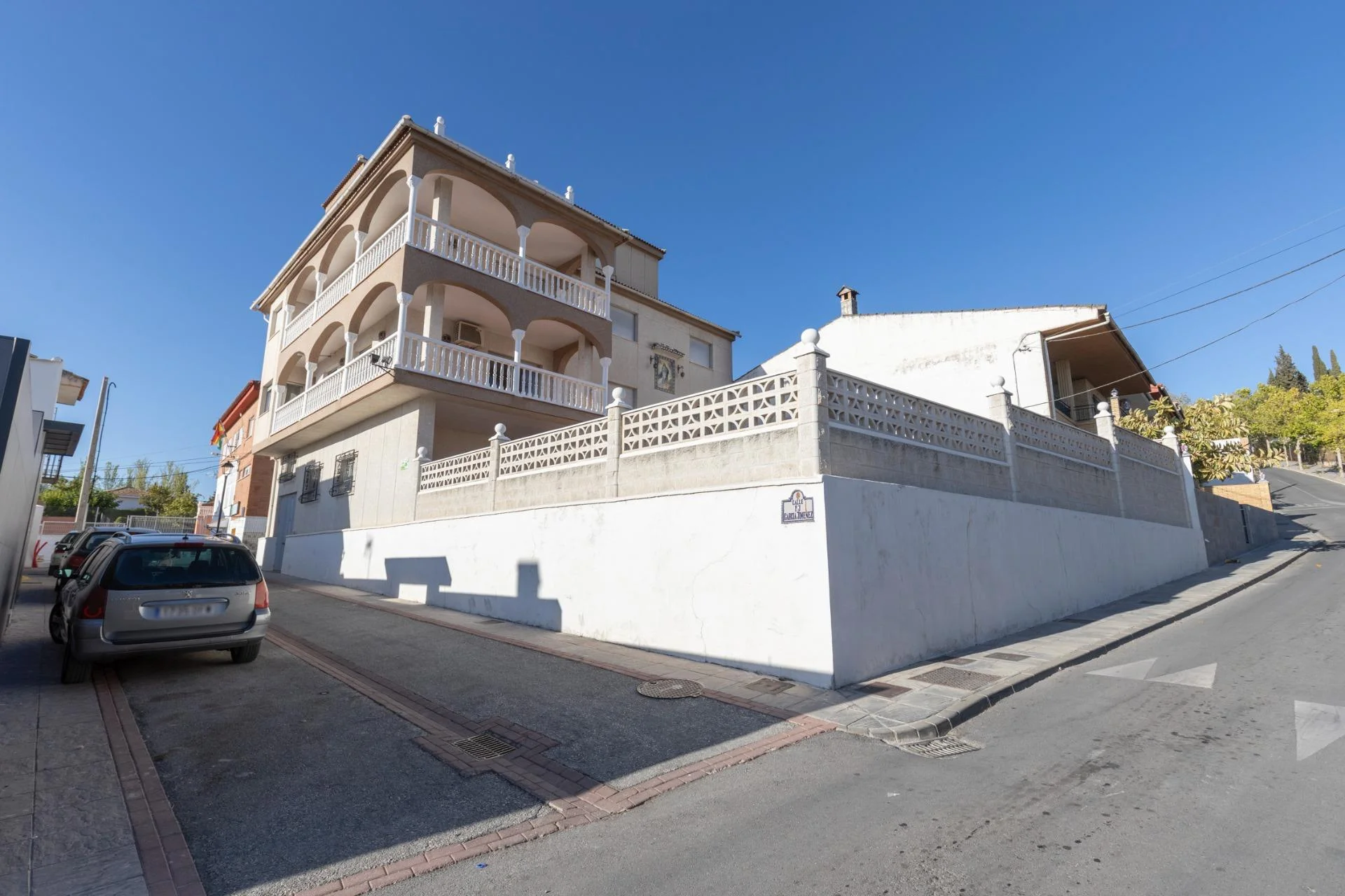 Three-storey townhouse with mountain views