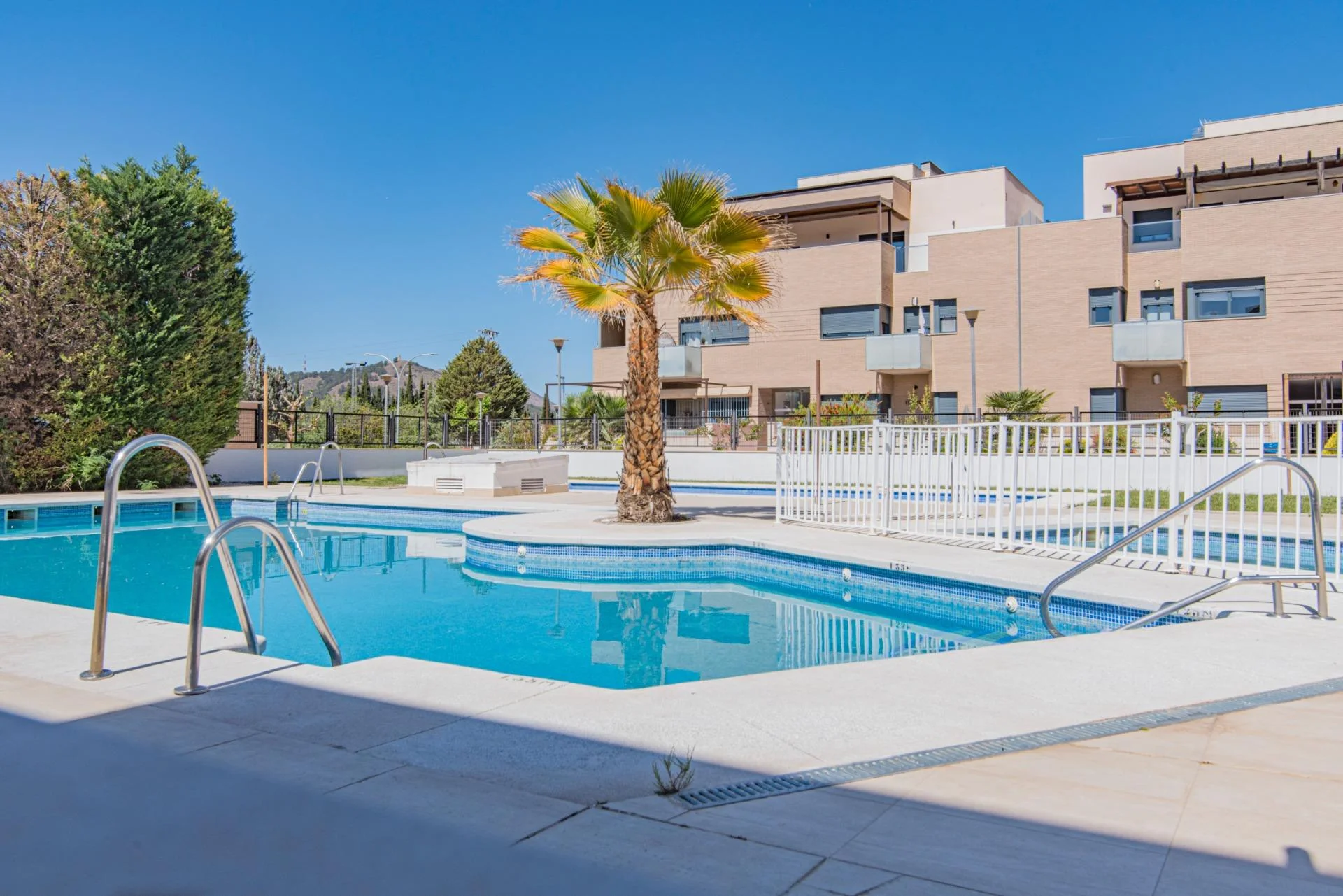 Piso luminoso en Albolote con patio privado