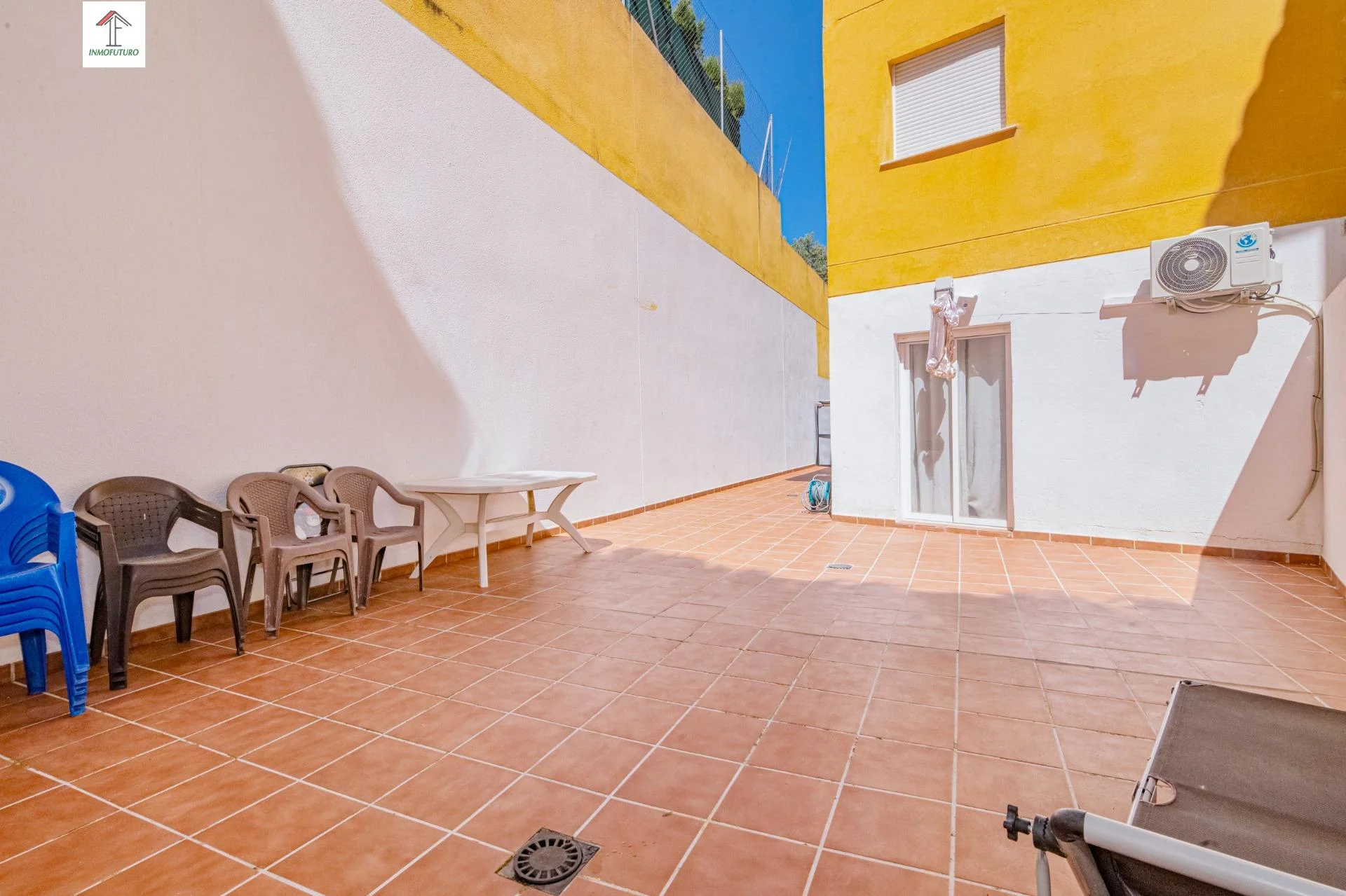 Piso bajo con patio de más de 70 m²