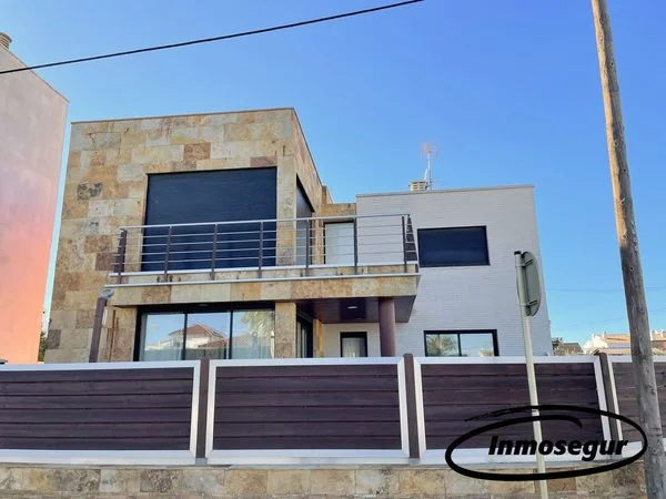 Detached chalet in La Dorada, 4 bedrooms