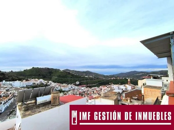 Five-bedroom townhouse with garage in Cómpeta