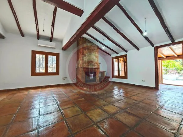 Private-pool villa on 5,900 m²