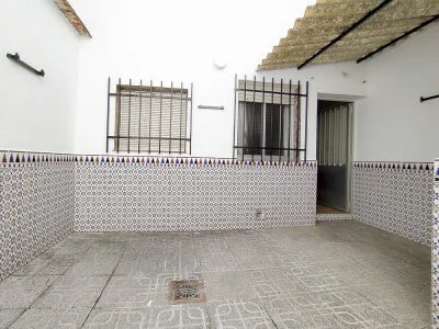 Central house with expansion potential