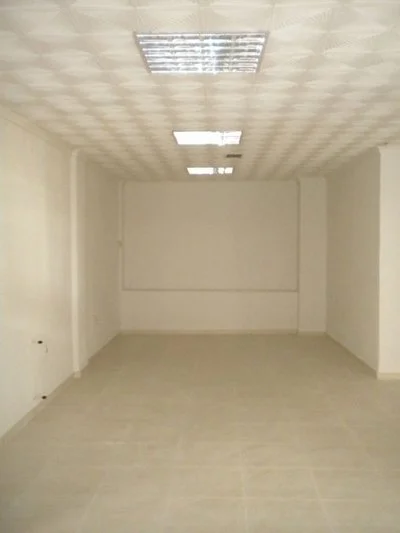 Street-facing commercial unit, 180 m²
