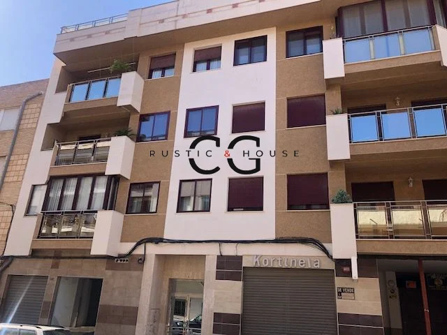 Reformed central commercial unit, 233 m²
