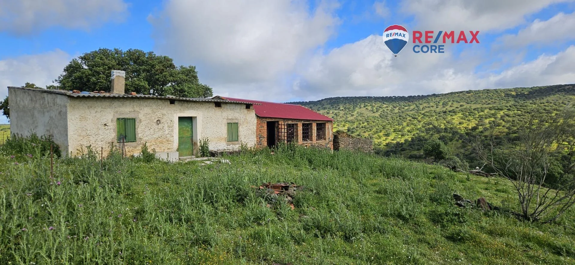 Rustic cortijo estate with livestock barn