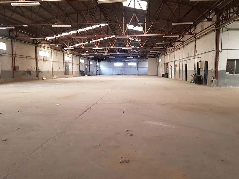 Industrial warehouse in Alzira with docks
