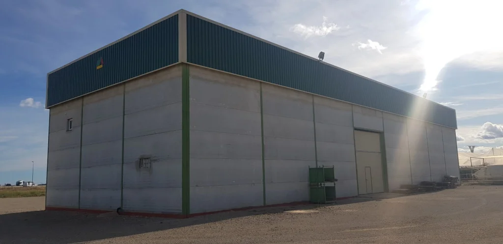 Industrial plot with 700 sqm warehouse