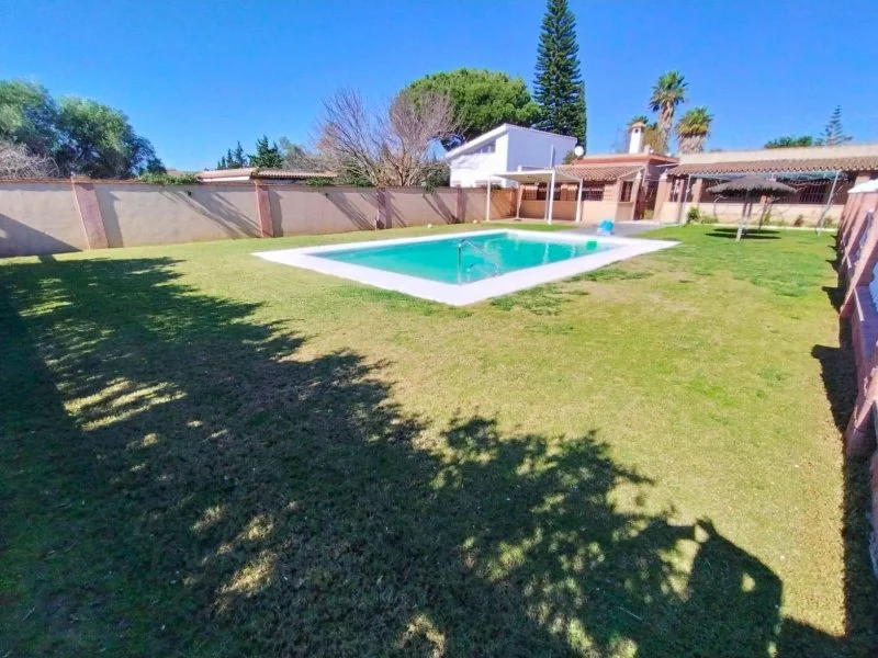 Chalet amplio con piscina cerca de Chiclana