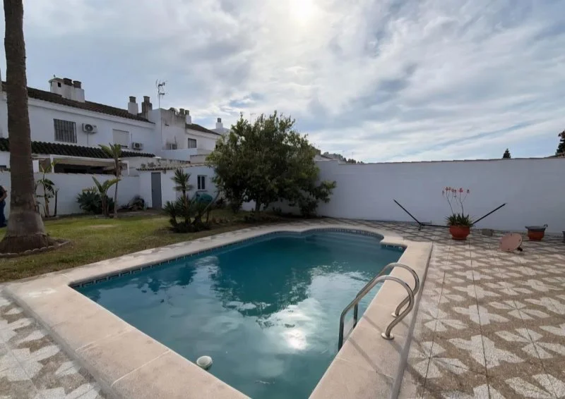 Chalet en Los Gallos con piscina privada