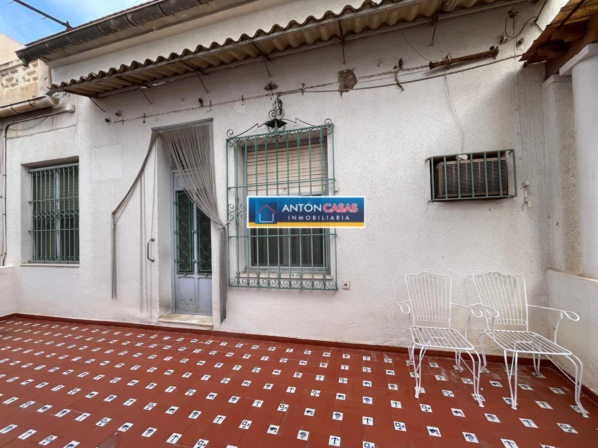 Three-storey mixed-use building in Novelda