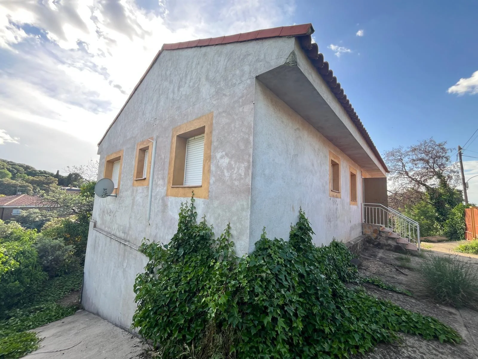 Two-bedroom chalet on large plot