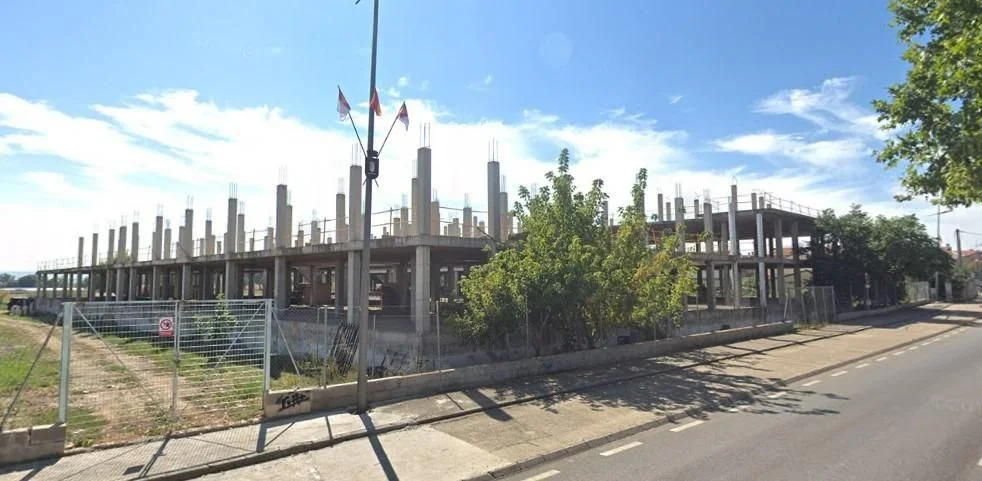 Estructura de edificio en gran parcela
