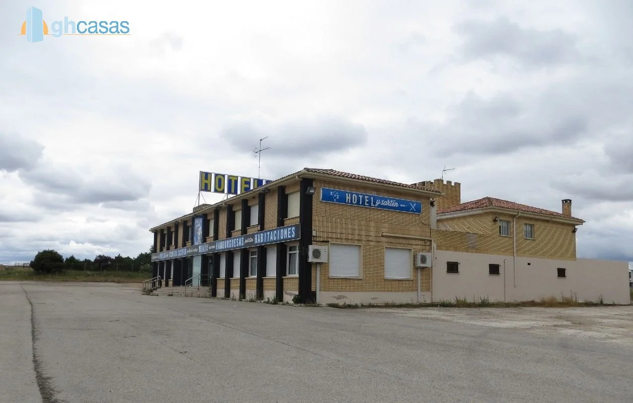 Roadside hotel with 1,384 m²