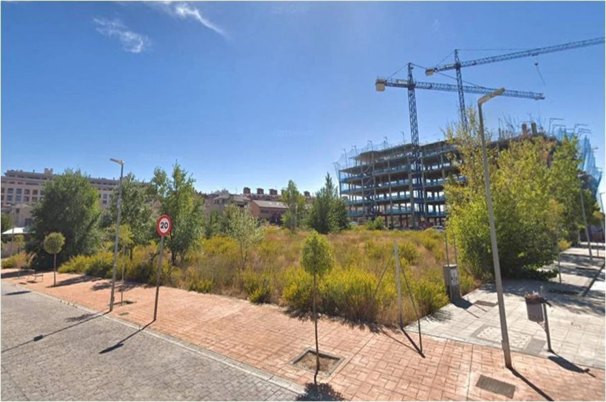Urban commercial plot with 1,941 m² buildability