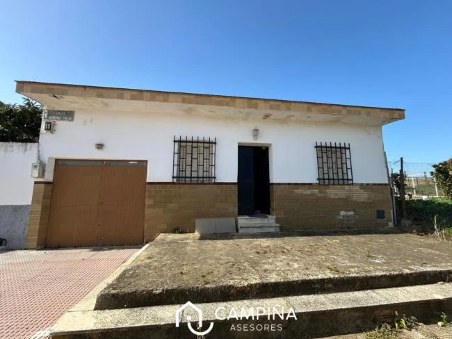 Three-bedroom Beas house with garage