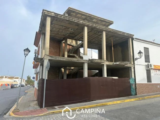 Corner townhouse structure with investment potential