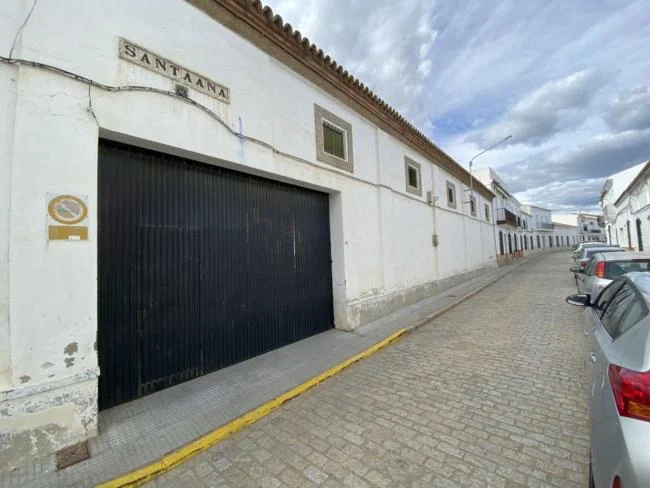 Industrial warehouse in Beas, 880 m²
