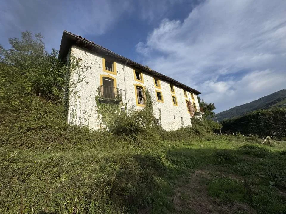 Large Antzuola farmhouse with agrotourism potential
