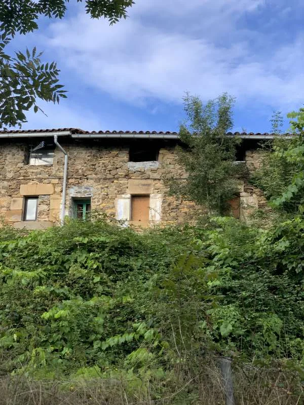 Antzuola farmhouse with one-hectare plot