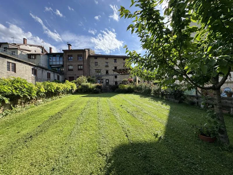 Central Antzuola duplex, 190 m², garden
